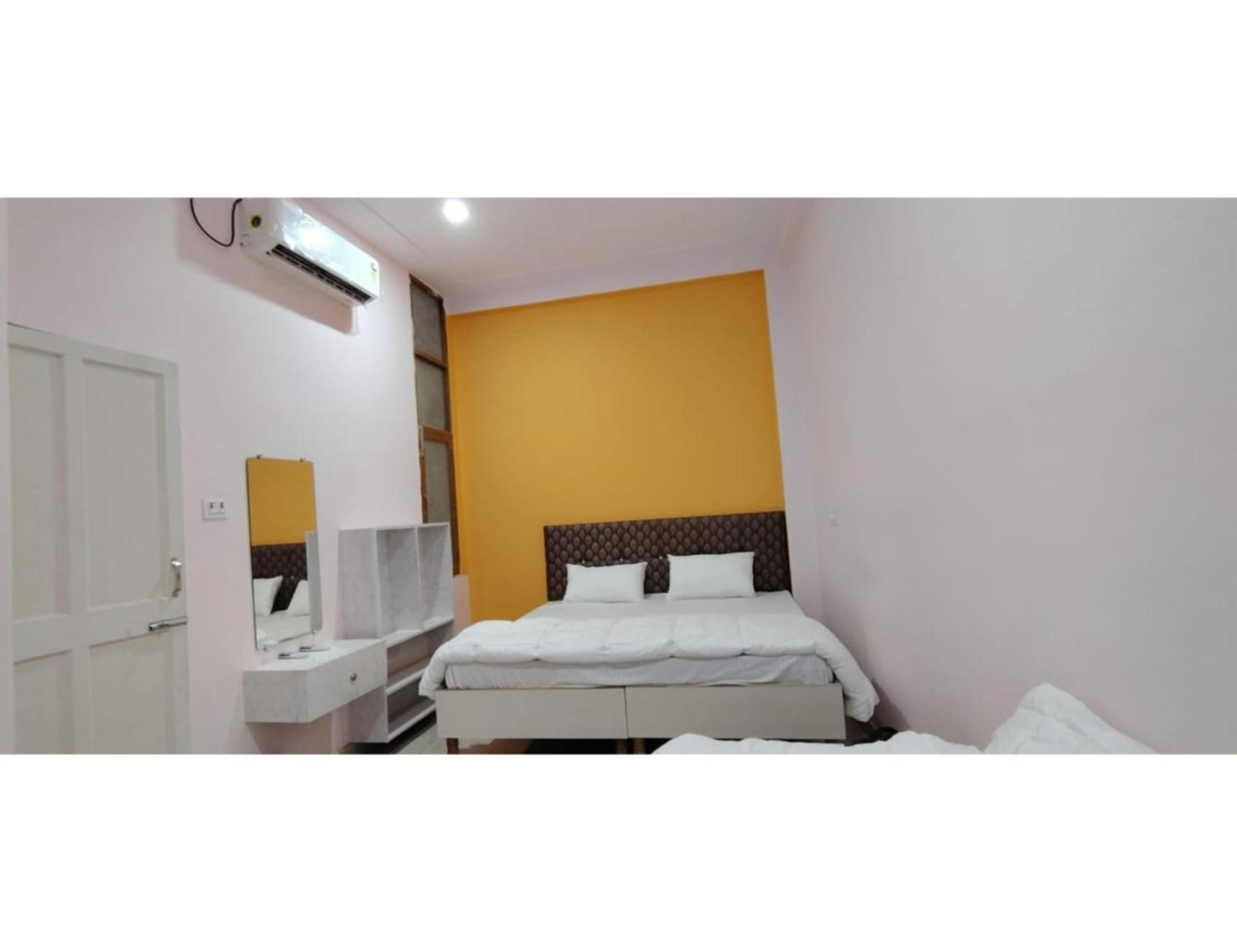 Shree Puram Hotel Varanasi Exterior photo